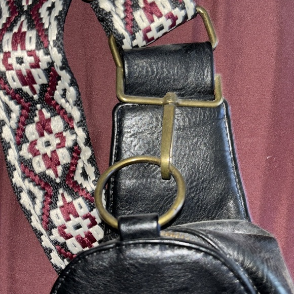 BLACK SLING BAG - Picture 4 of 6